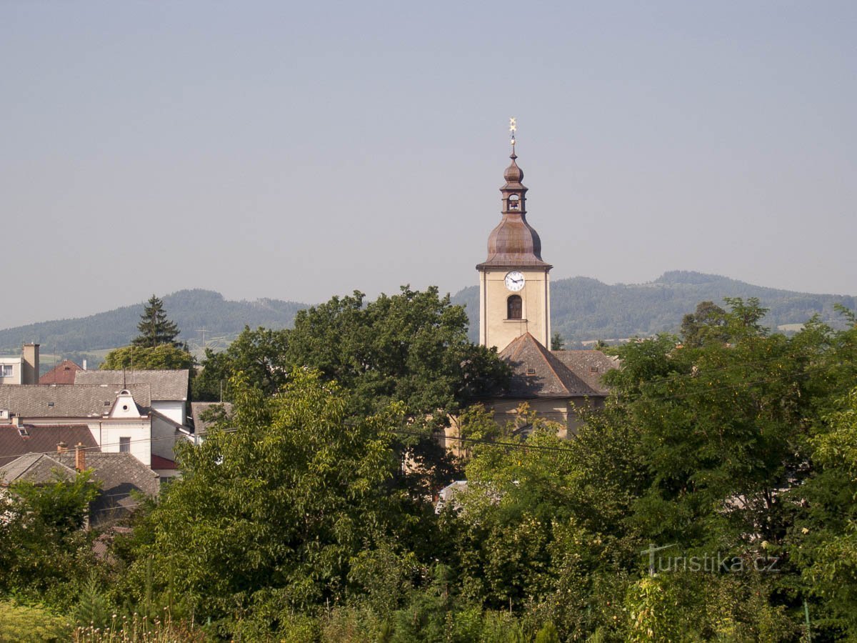 O vedere a bisericii cu o coroană de stejar în 2005