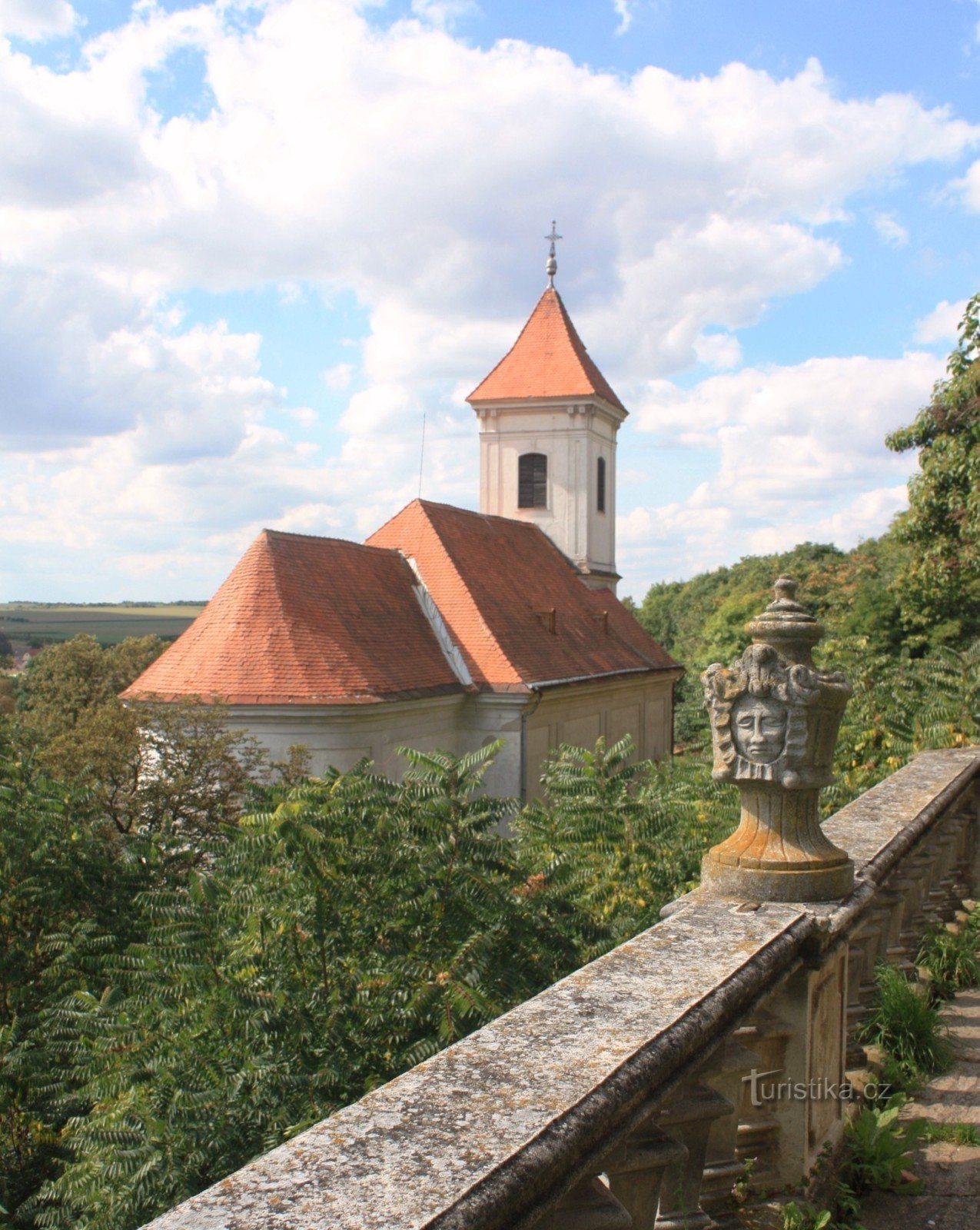 Vista de la iglesia de St. Lirio de los valles desde la terraza del castillo