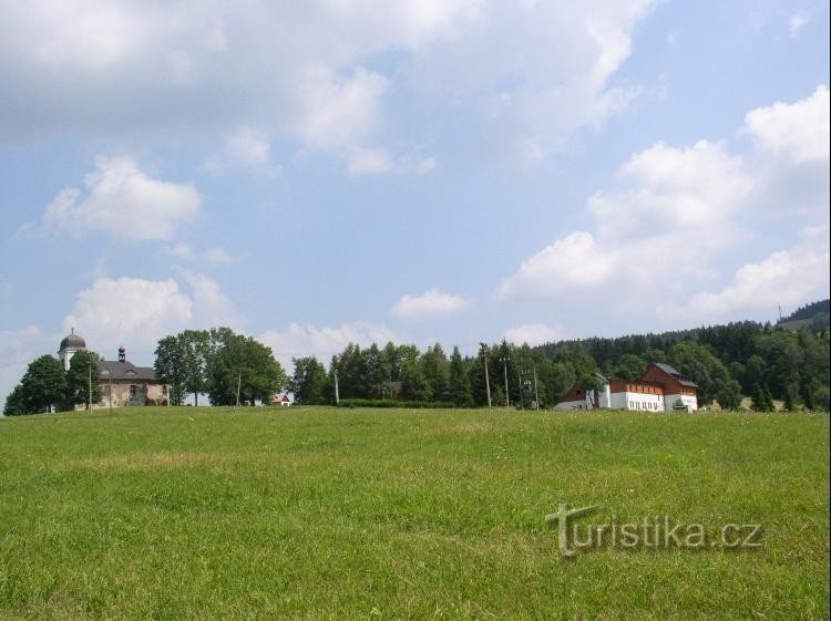 Blick auf die St.-Matthäus-Kirche und das Jugendzentrum der Diözese Vesmír