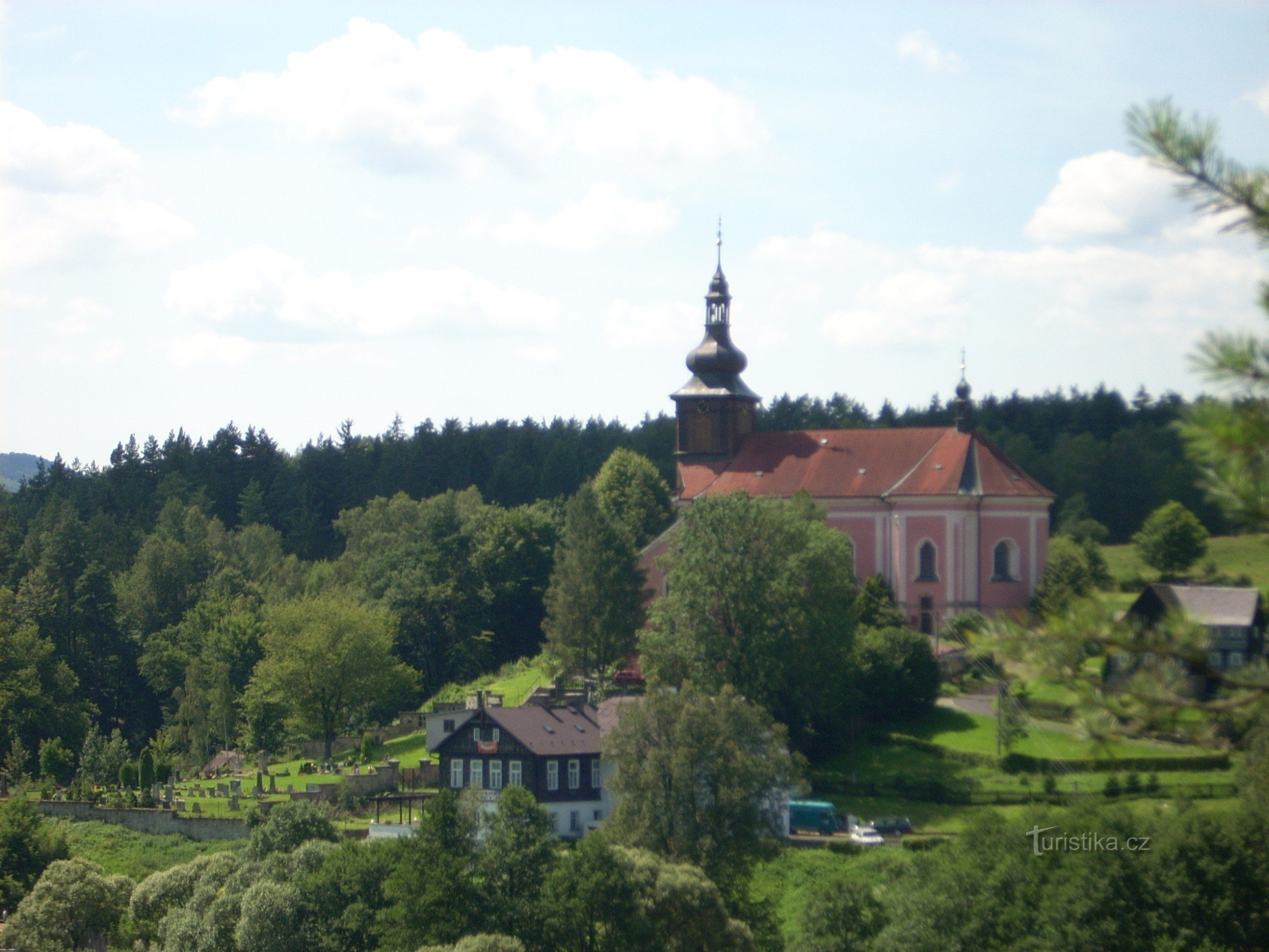 Pohled na kostel sv. Václava s farou