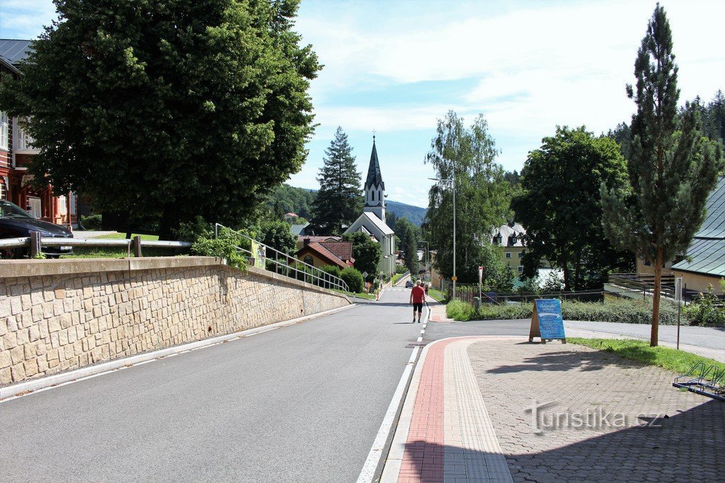 Vedere a bisericii de pe strada Černohorská