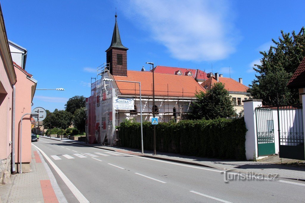 从 Hradecká 街看教堂