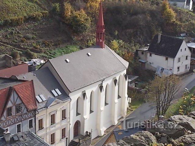 widok kościoła z zamku Krupka