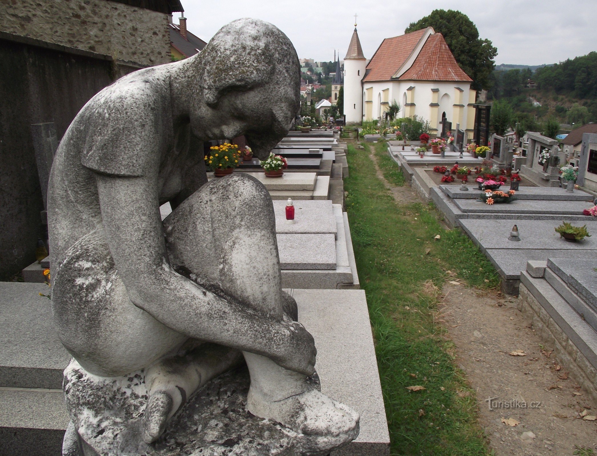 veduta della chiesa dalla galleria del cimitero