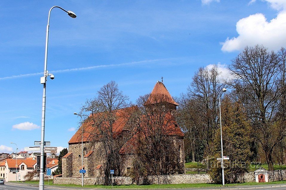 Utsikt över kyrkan från Husova plat
