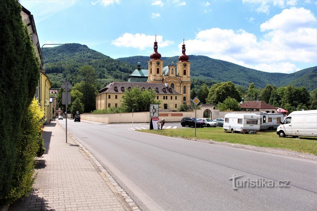 Widok kościoła od ulicy Klášterní