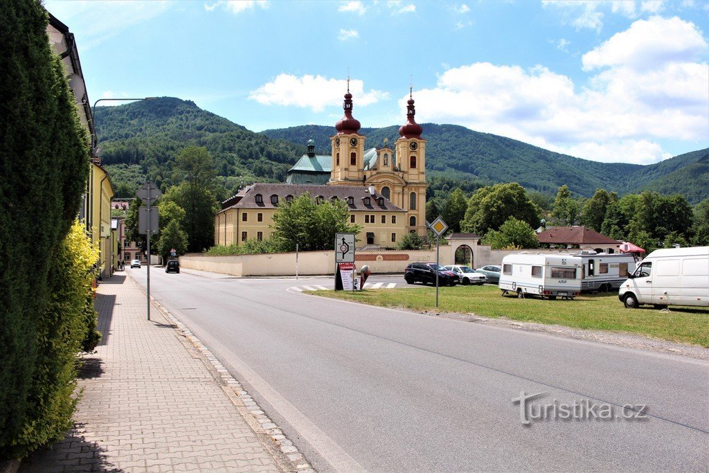 Uitzicht op de kerk vanaf de straat Klášterní