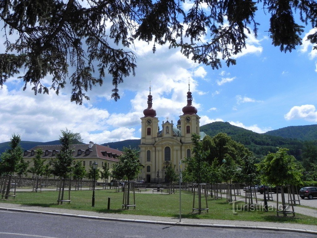 Uitzicht op de kerk vanaf de straat Klášterní