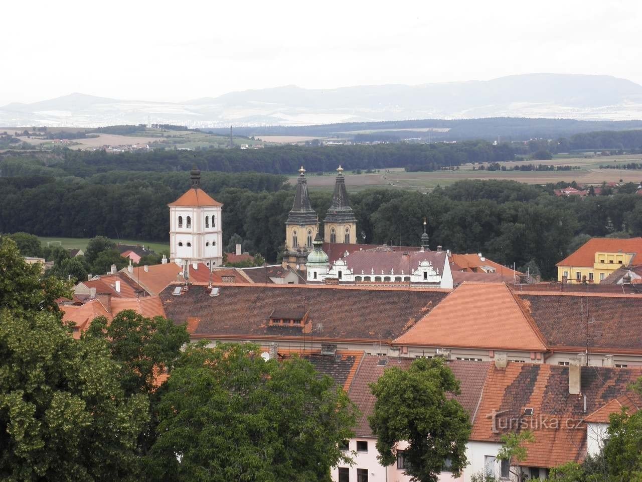 Widok kościoła z punktu widokowego Kratochvílov - Roudnice nad Labem - 15.7.2009