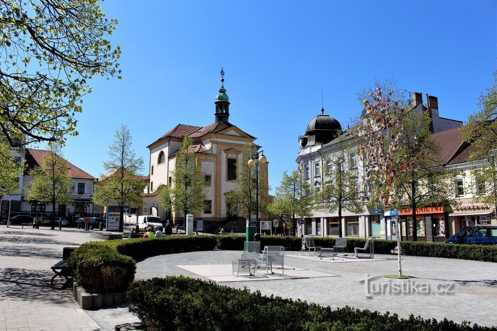 Blick auf die Kirche vom Masaryk-Platz