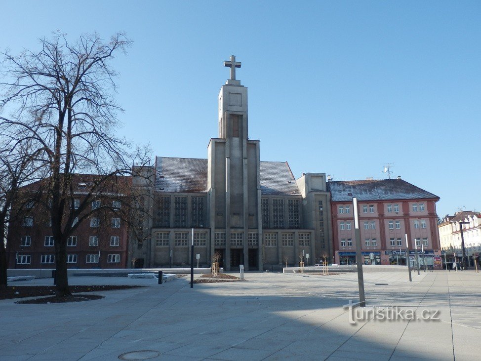 Kilátás a templomra az Október 28. térről