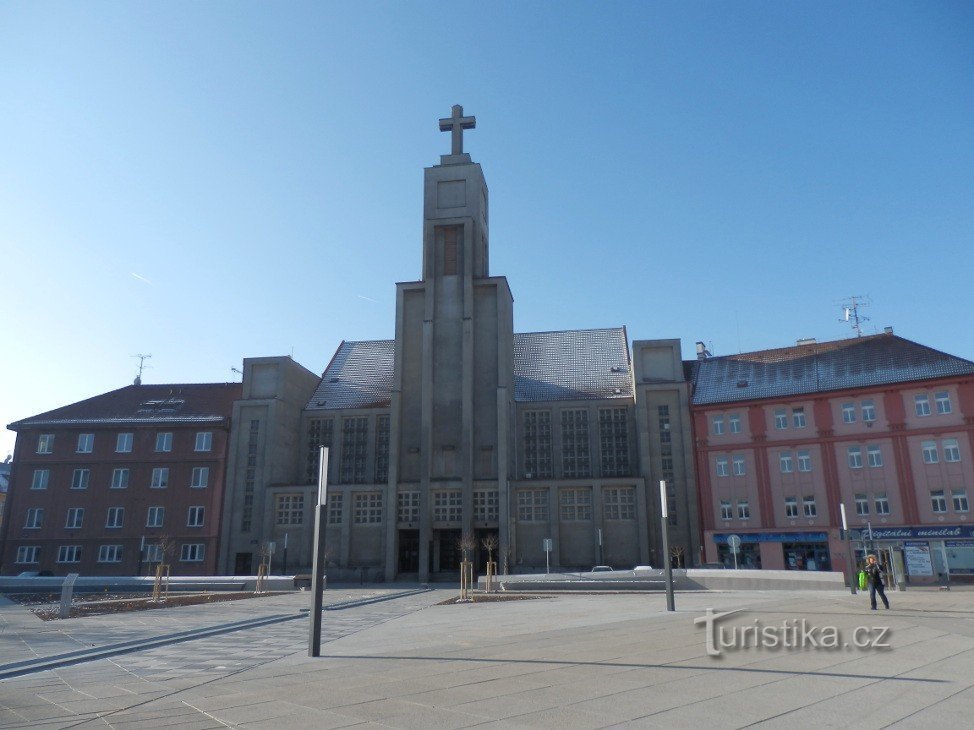 Kilátás a templomra az Október 28. térről