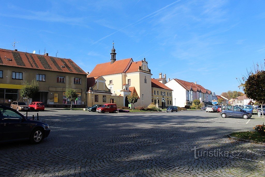 Utsikt över kyrkan från torget