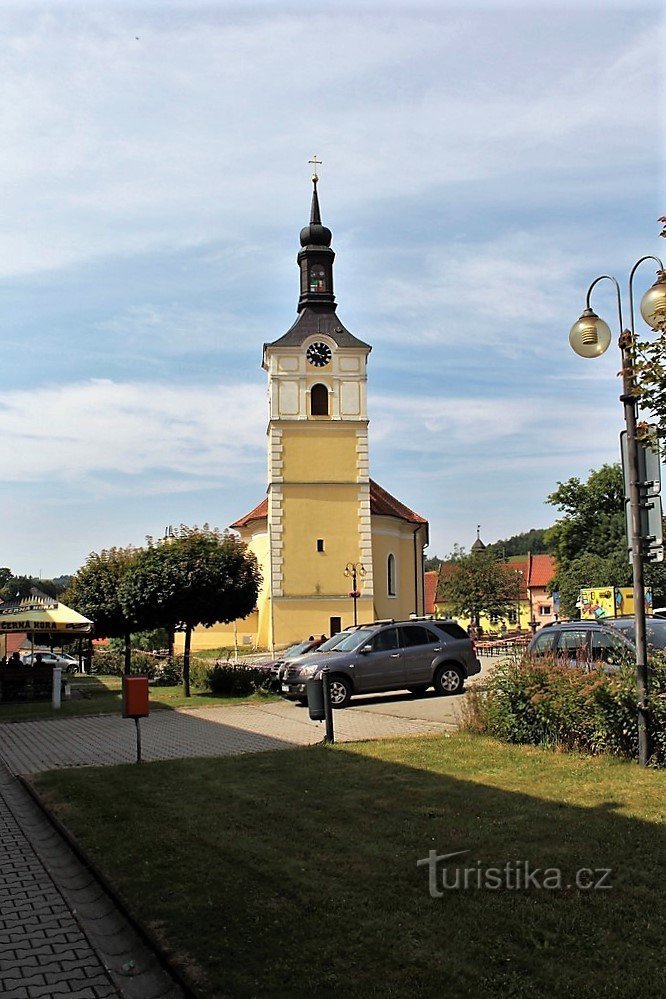 Kilátás a templomra a térről