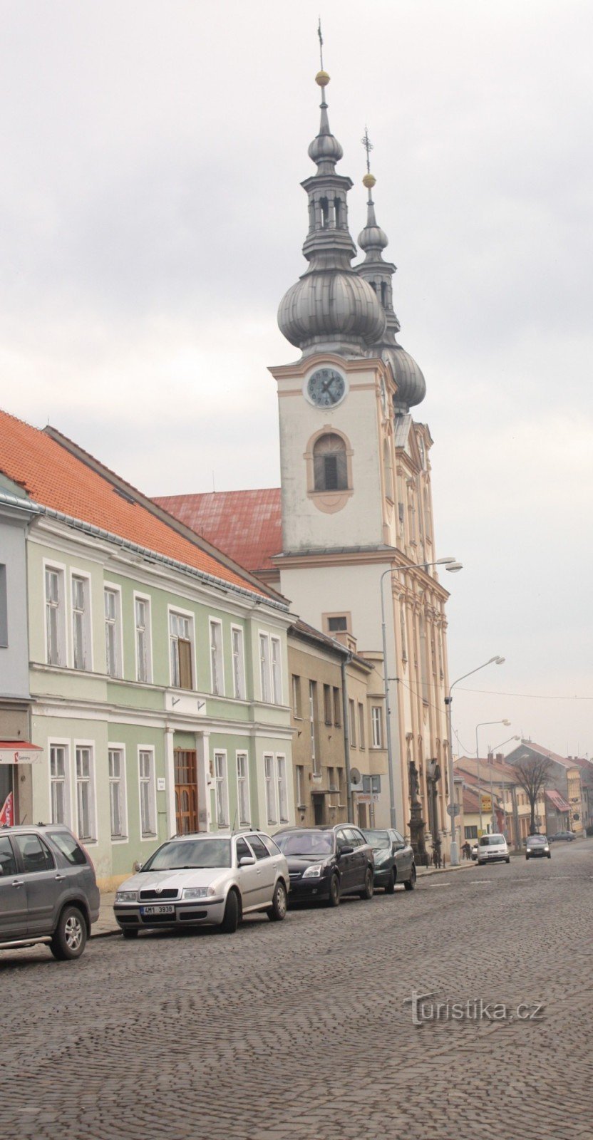 Blick auf die Kirche vom Stadtplatz in Kojetín