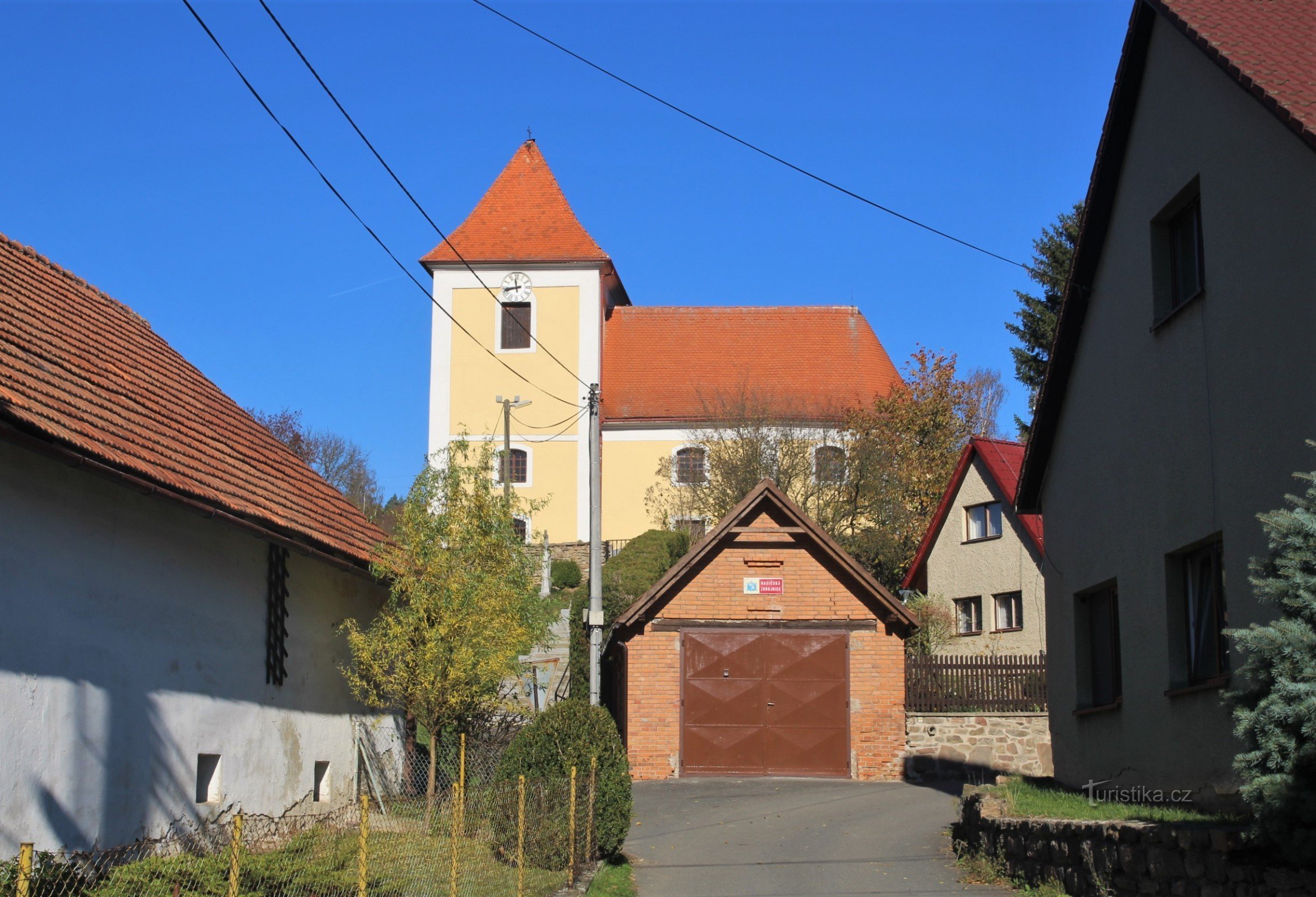 Utsikt över kyrkan från byn