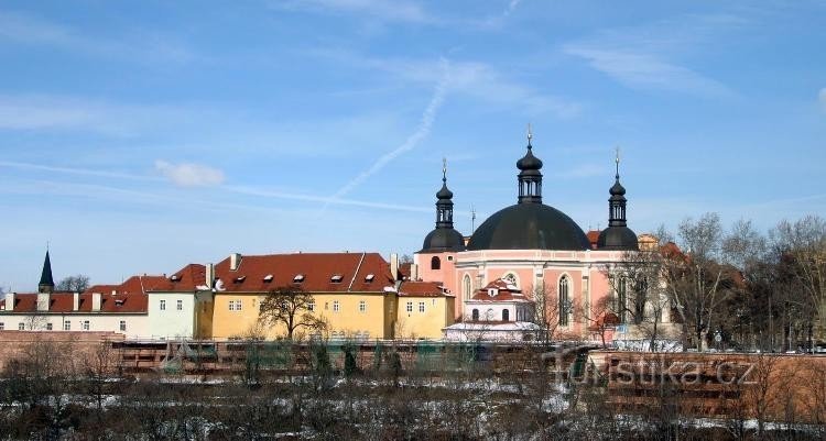 Vista da igreja da ponte Nuselské