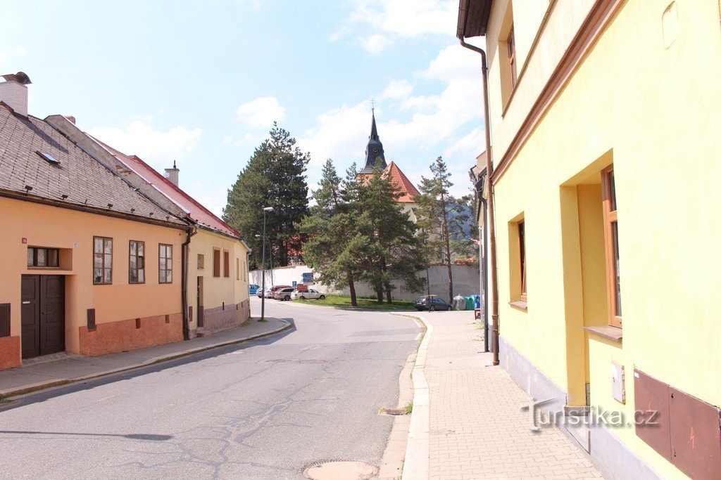 Blick auf die Kirche von der Straße Nuželická