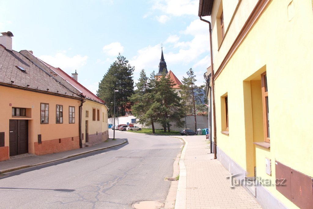 Uitzicht op de kerk vanaf de Nuželická-straat