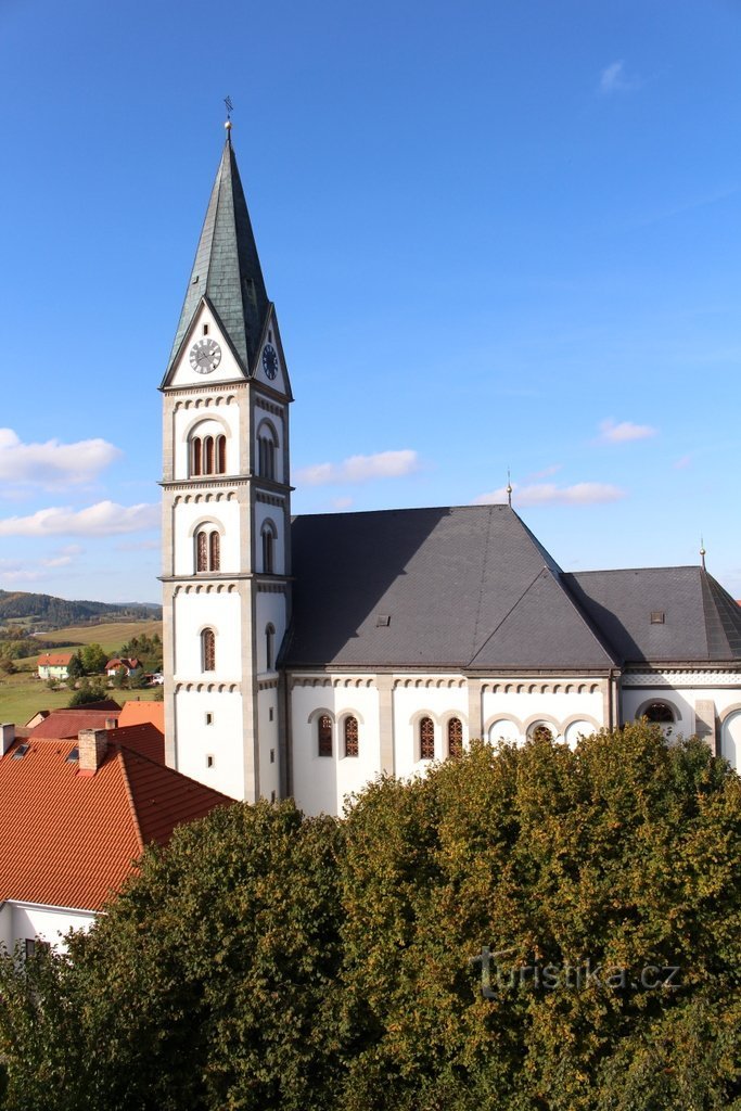 Άποψη της εκκλησίας από το παράθυρο του κάστρου