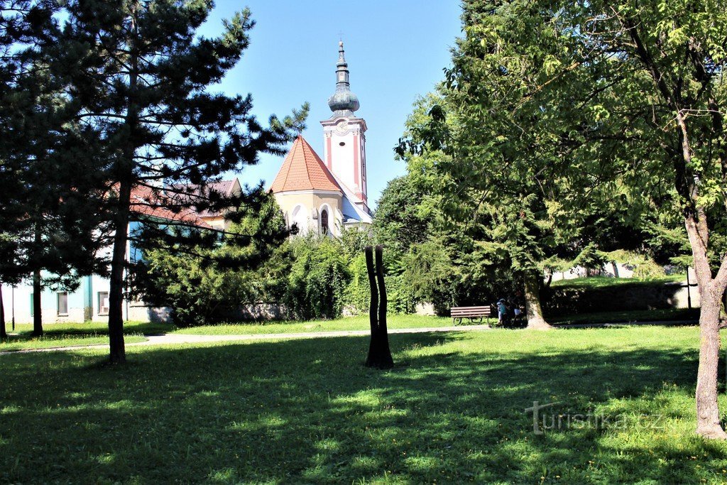 Blick vom Park auf die Kirche