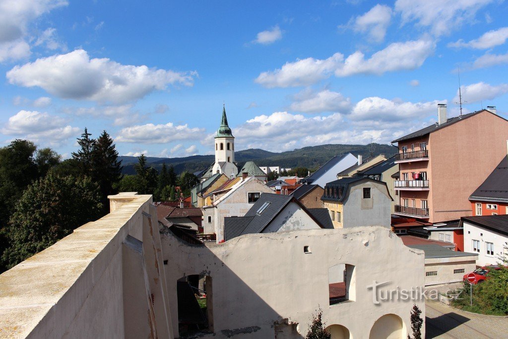 Vue de l'église depuis le mur de la vue