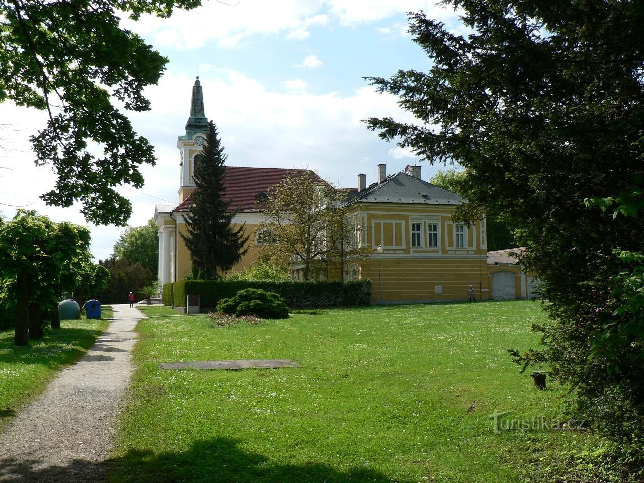 Uitzicht op de kerk vanaf de Ruská-straat