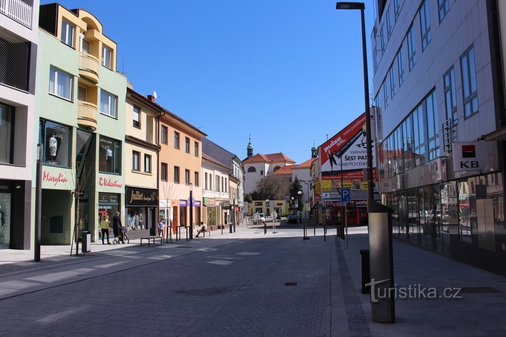 Utsikt över kyrkan från Tyršova-gatan