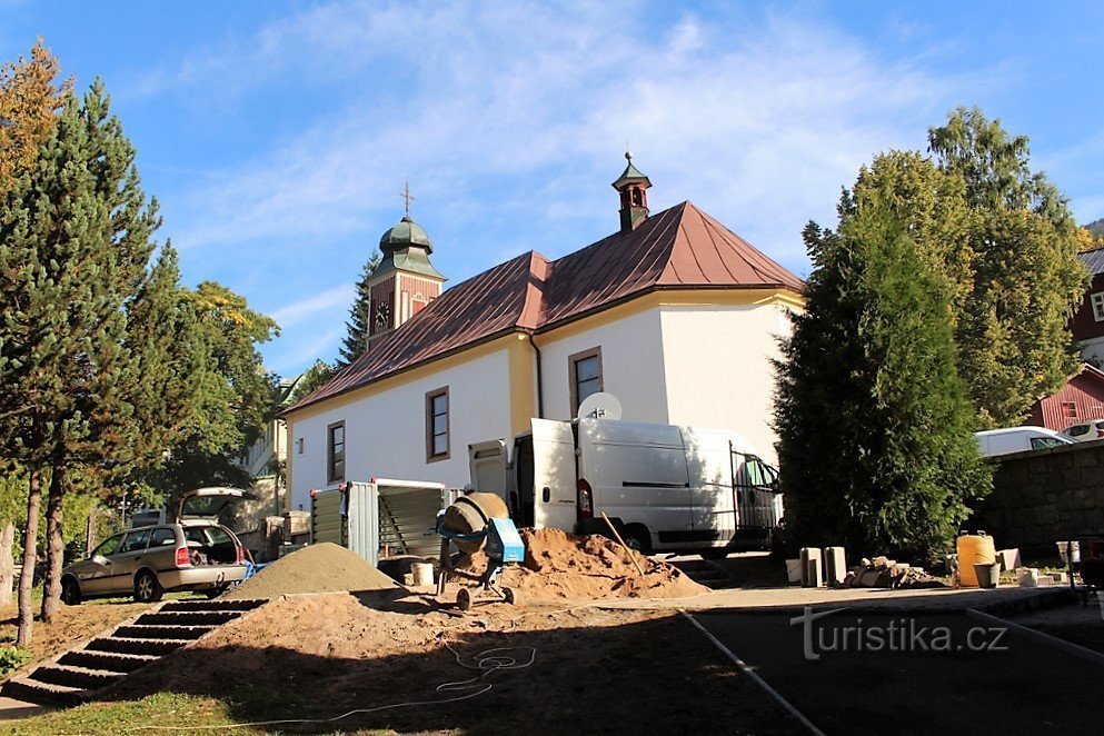 Utsikt över kyrkan från kyrkogården