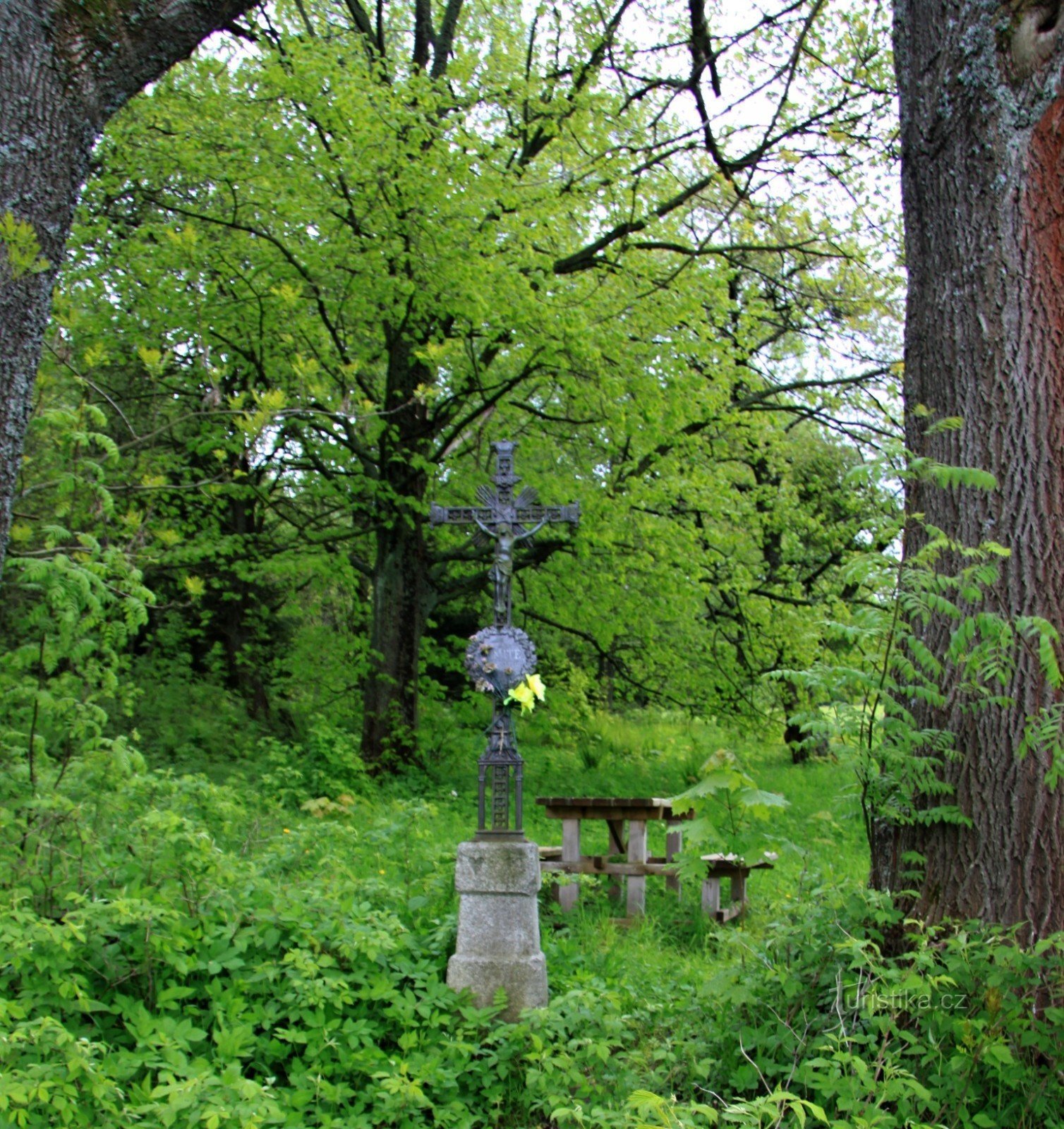 Vista de Křížek e o local de descanso em Flusárná