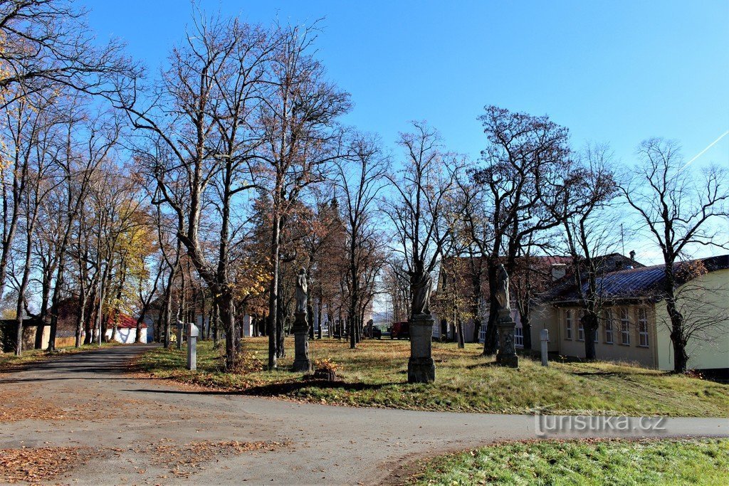 Widok na stacje Drogi Krzyżowej od strony zachodniej