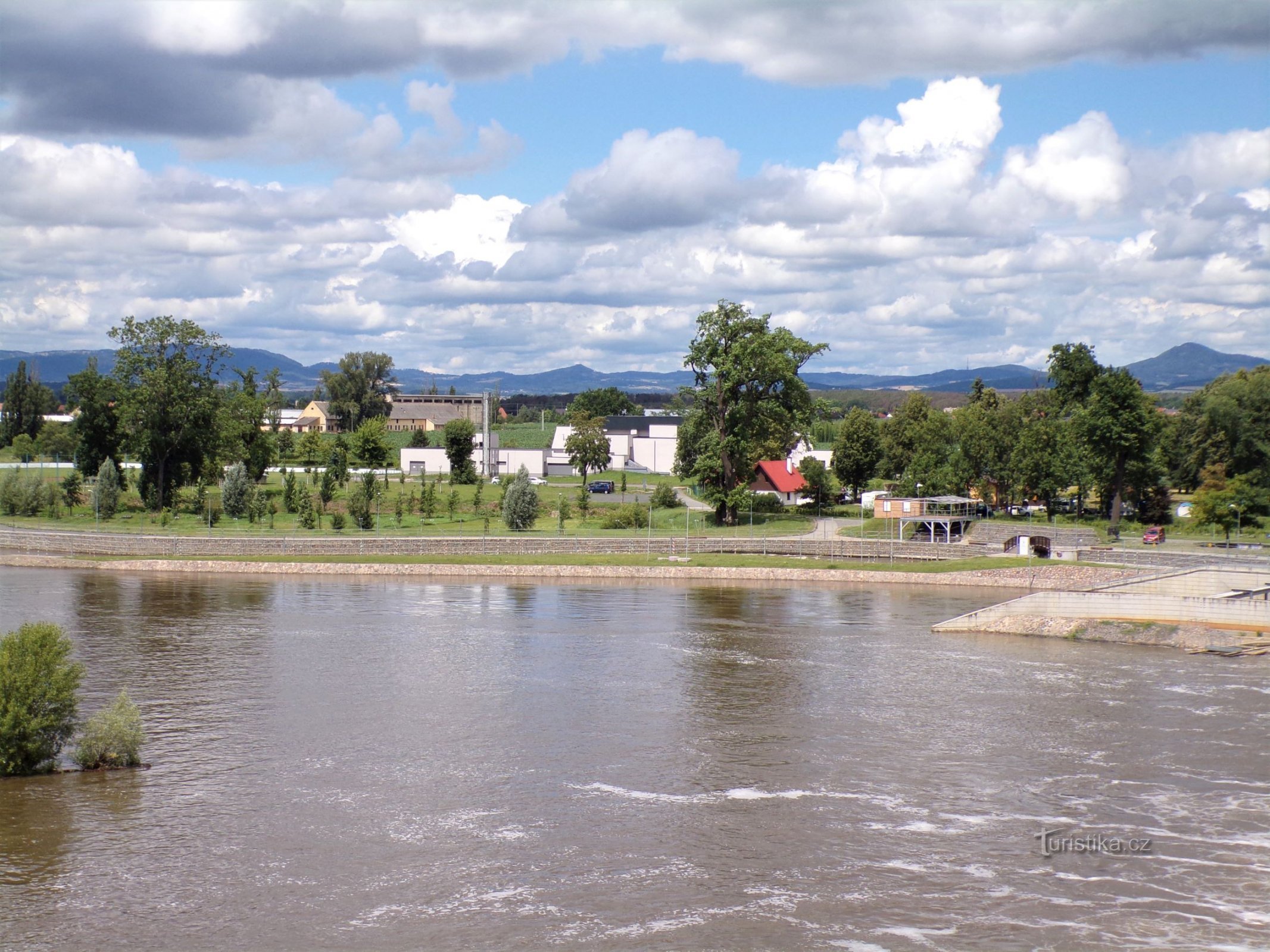 Uitzicht op de Elbe en Vědomice vanaf de brug van Roudnice (9.7.2021-XNUMX-XNUMX)