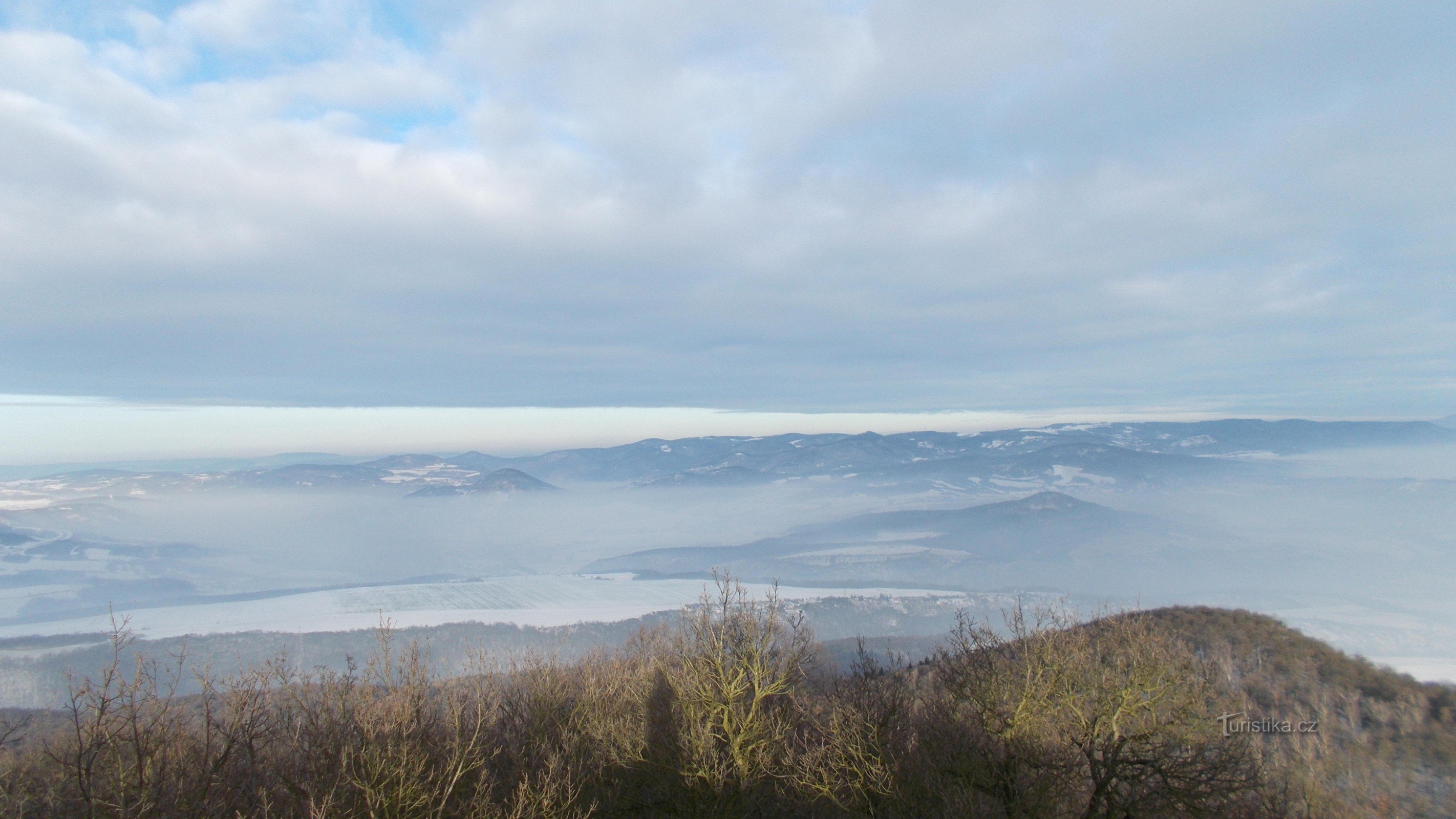Blick auf den Labské údolí vom Gipfel des Lovoš.