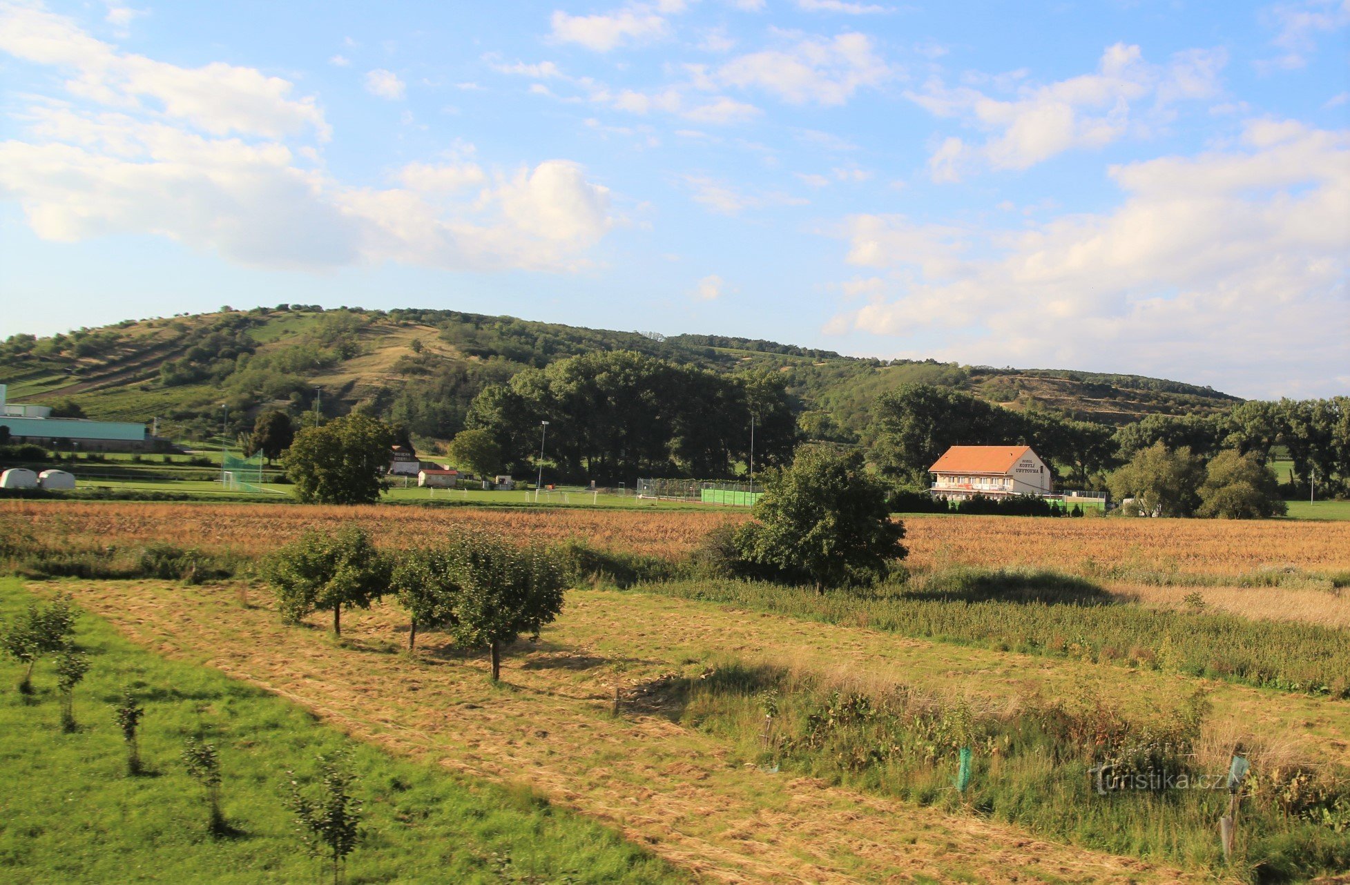 Uitzicht op Lácory vanaf de spoorlijn