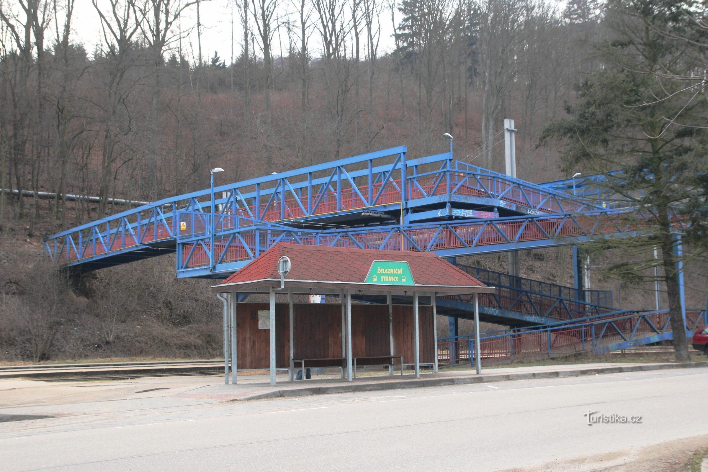 Utsikt över gångbron från busshållplatsen