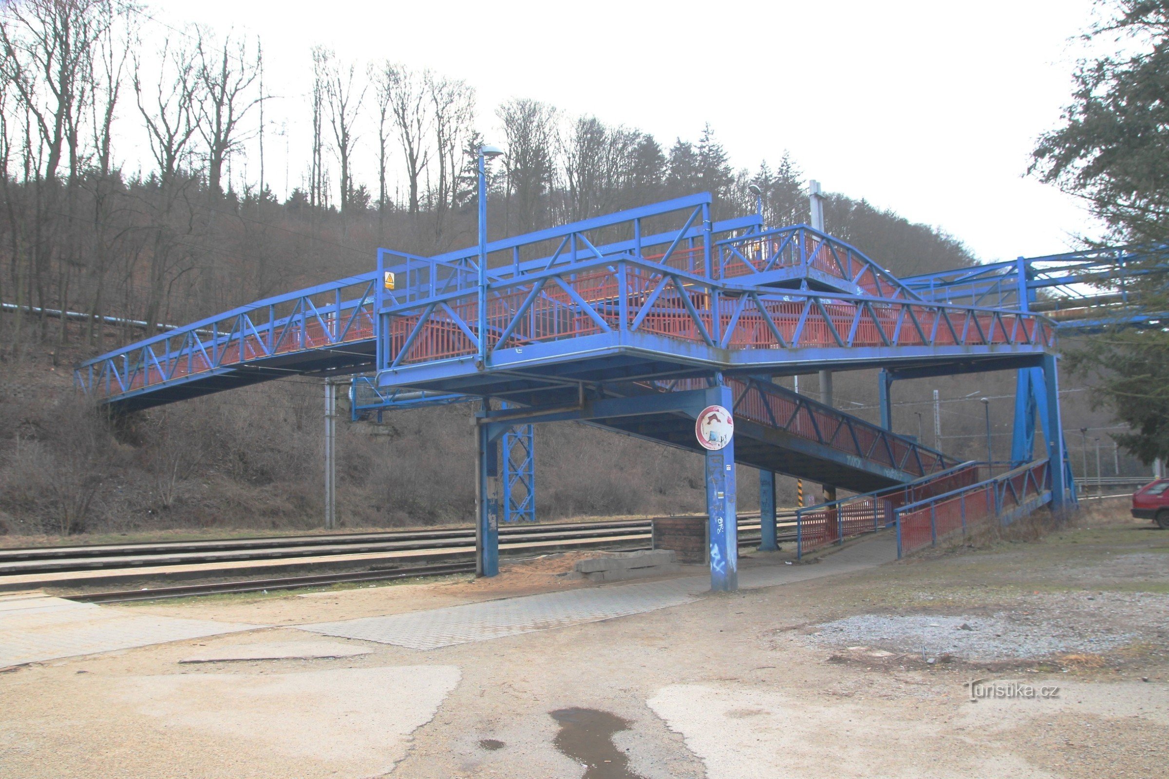 Blick auf die Fußgängerbrücke vom Eingang zum Bahnhof