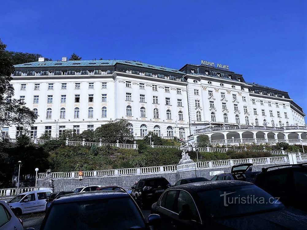 Blick vom Parkplatz auf das Kurhotel