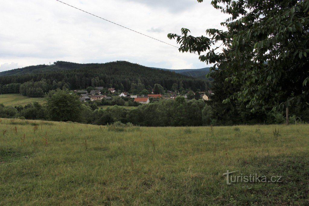 Vue de Lazny depuis Strašín