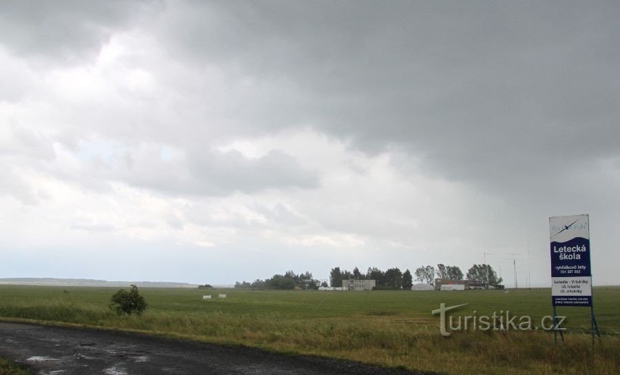 widok na lotnisko w deszczową pogodę