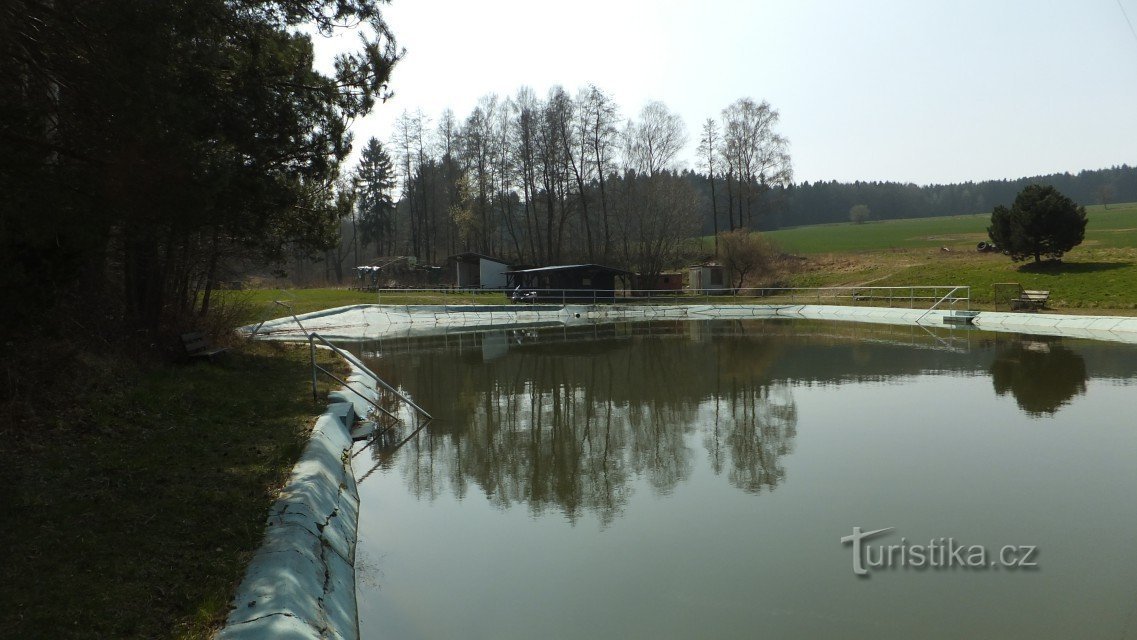 Blick auf das Sommergelände im Dorf Licomělice