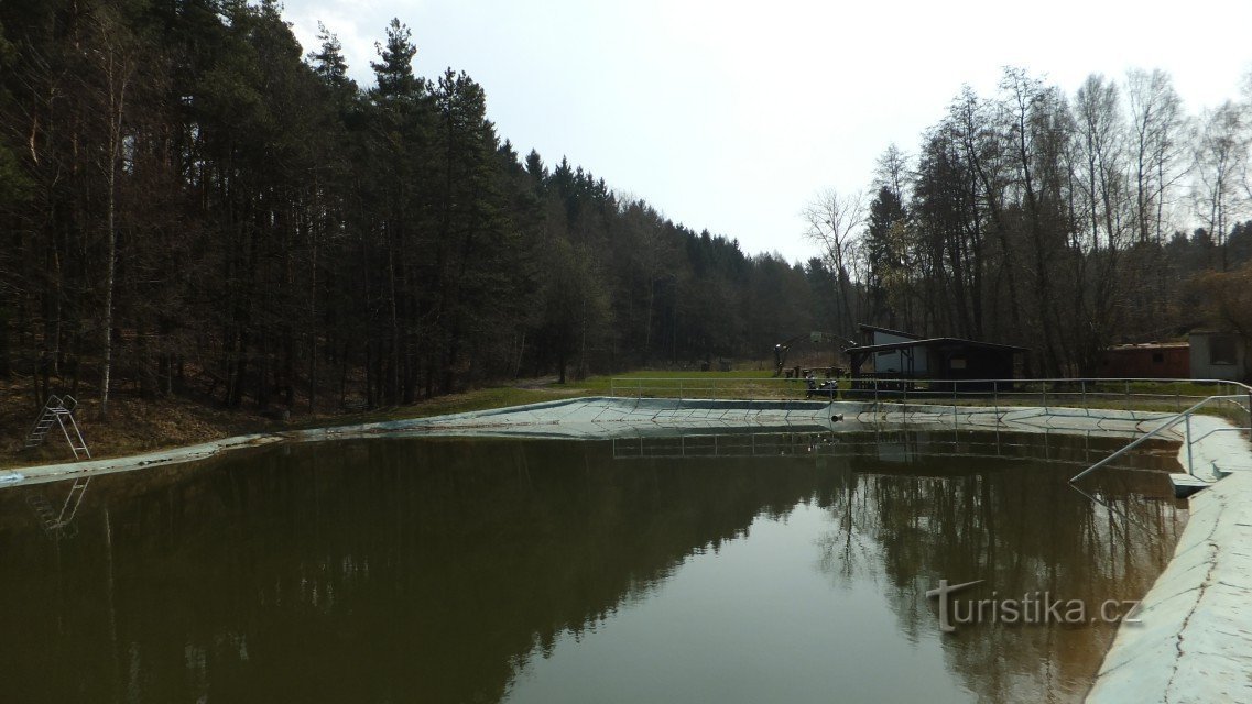 Licoměliceの村の夏のエリアの眺め