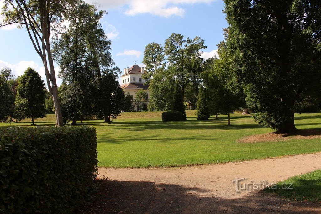 Widok na Letohrádek z parku