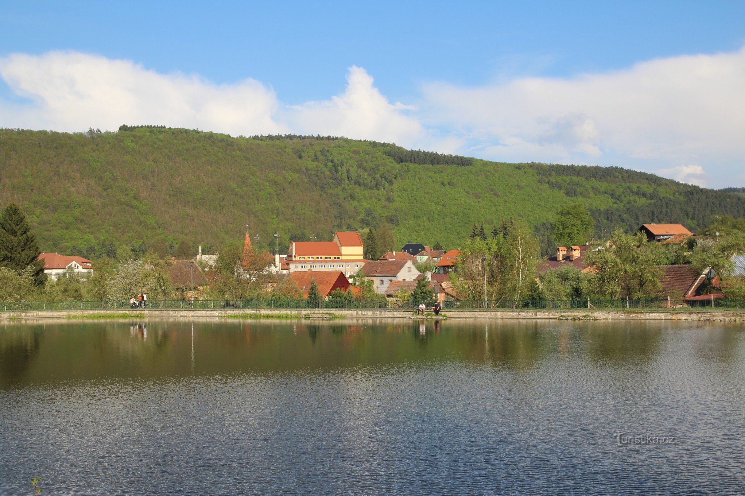 Vista del sitio desde el estanque Nedvědice