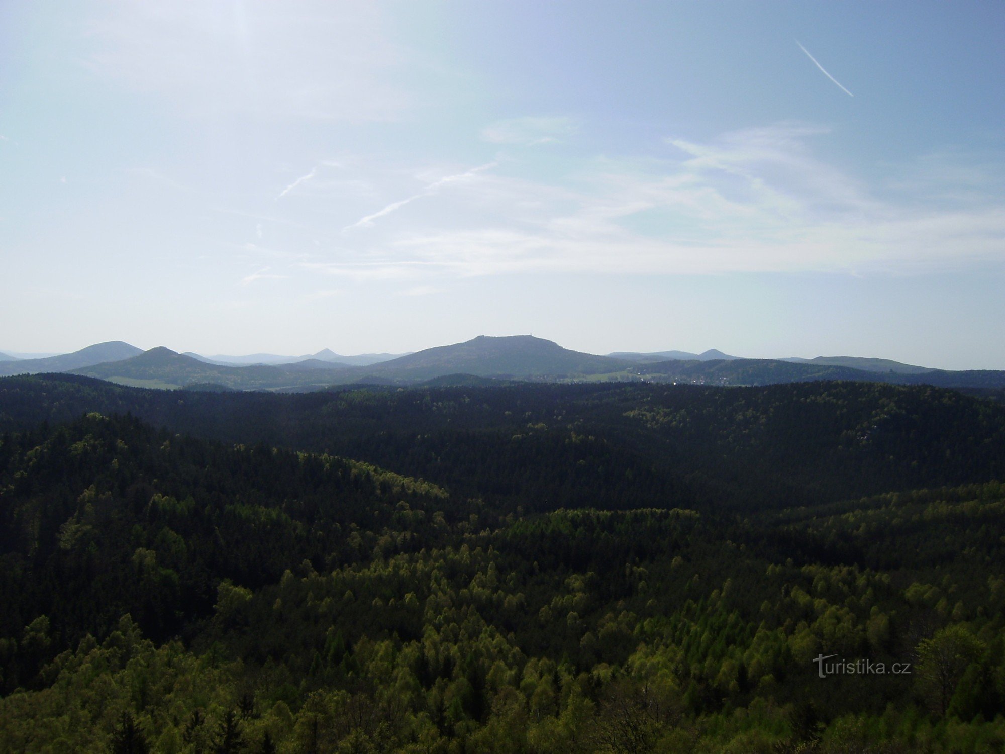Pohled na Lužické hory z Popovy skály (uprostřed Hvozd, napravo Luž)