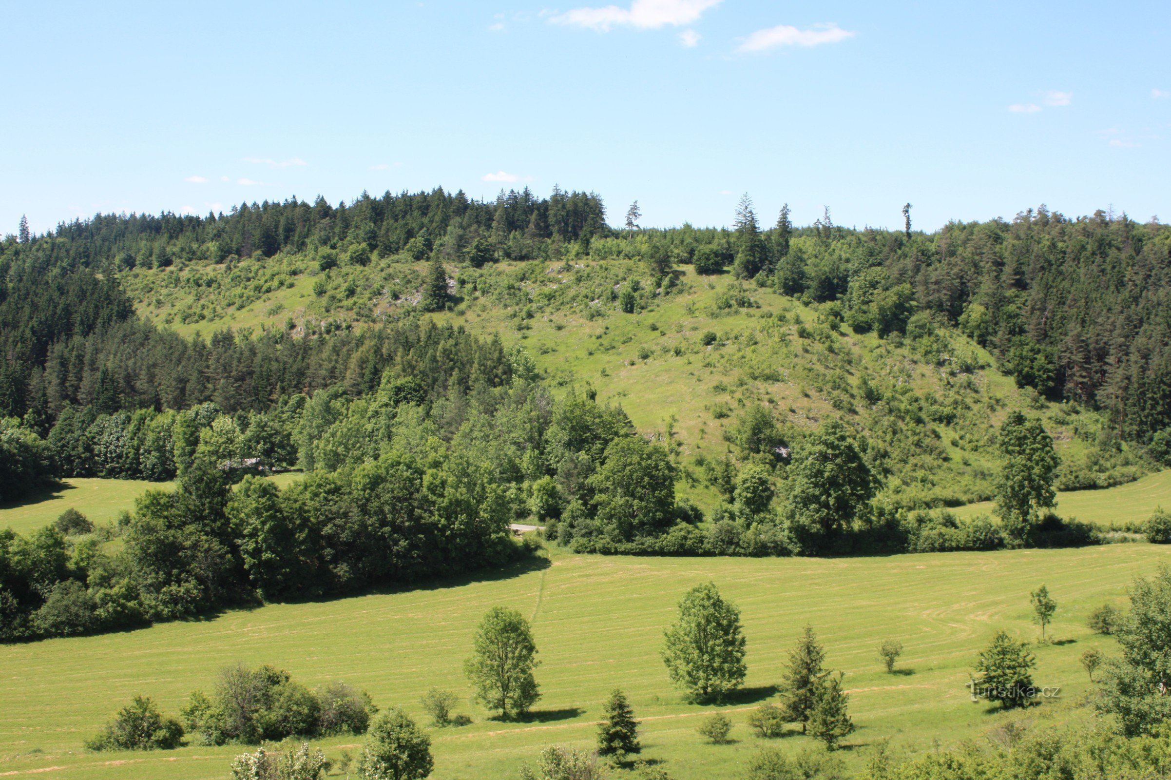 Vedere la Macošská straňa în Pusté žlebu