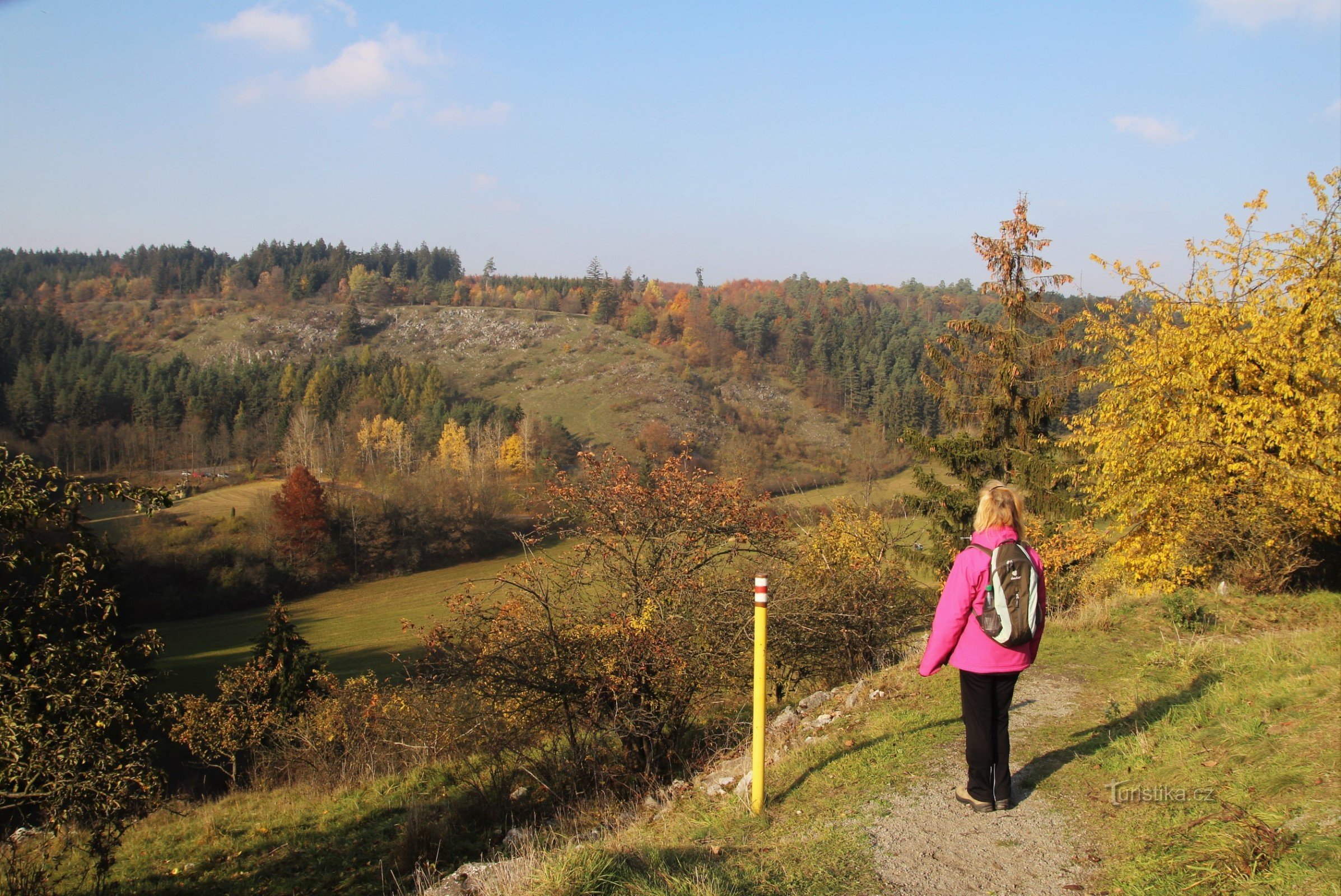 Pogled na Macošská stranň s crveno označene planinarske staze