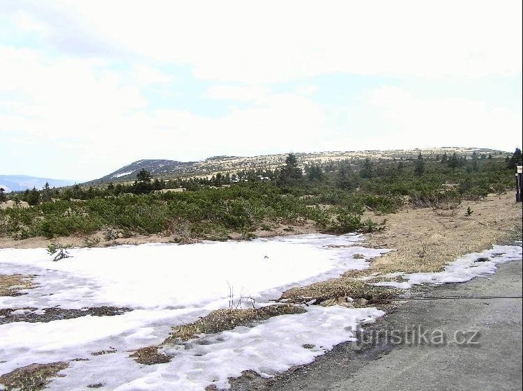 vista de Medvědín y Zlaté várší: Vista desde la carretera desde el antiguo Jestřábí bouda.