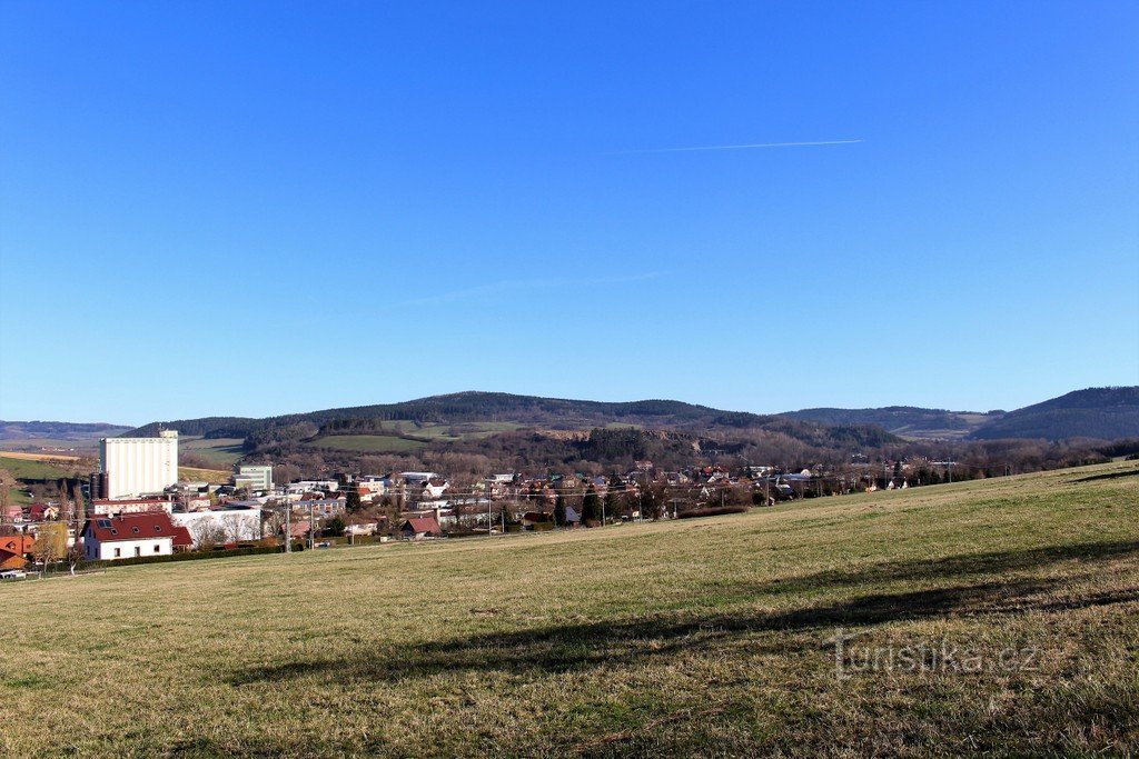 城市和 Strážiště 山的景色