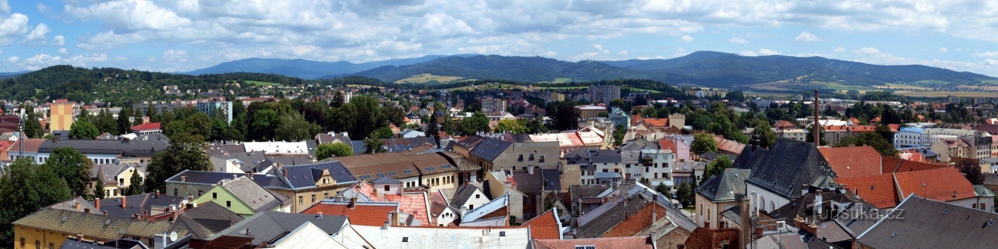 Vista de la ciudad y las montañas Jeseníky desde la torre del ayuntamiento