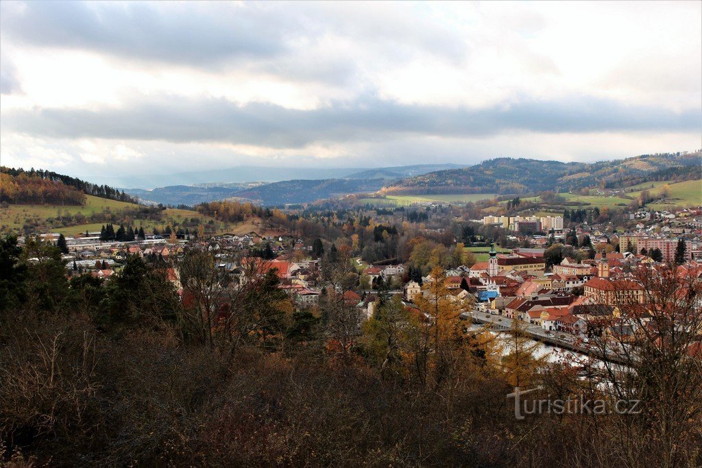 Vedere asupra orașului, Šumava în fundal